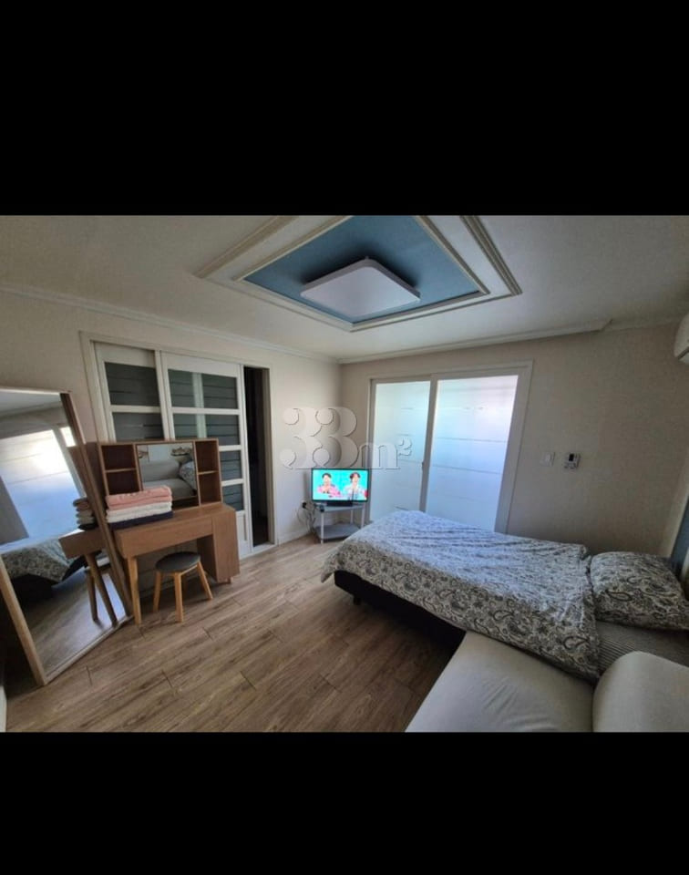 Clean accommodation with convenient transport 0th image