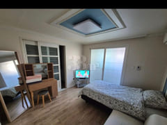 Clean accommodation with convenient transport 0th image