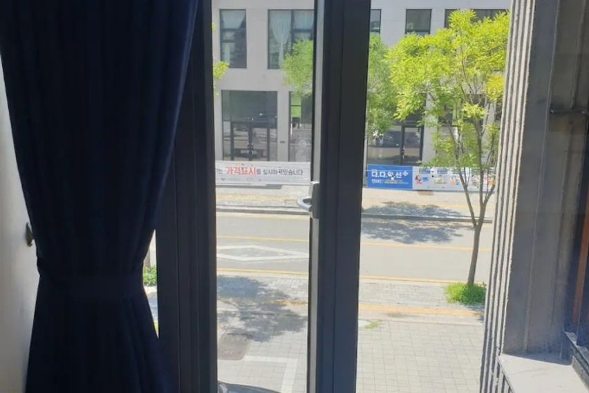 테라스가있는 통유리 방 6번째 이미지