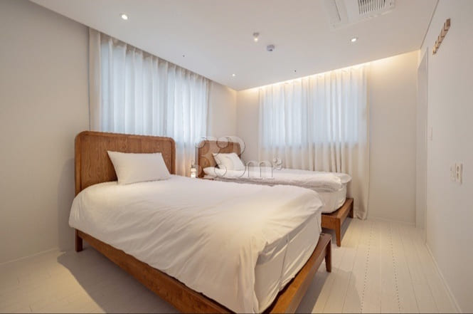 2nd floor, 4 people, 4 beds, 2 bathrooms 2th image