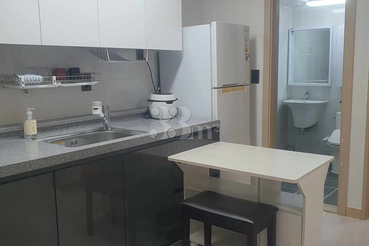 Fully furnished two-bedroom apartment near Wo 1th image