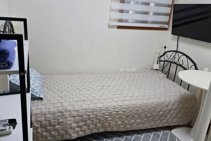 A charming ground-floor room 0th image