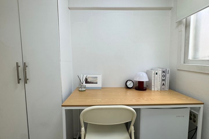 Mini-room with an exterior window and good ve 2th image