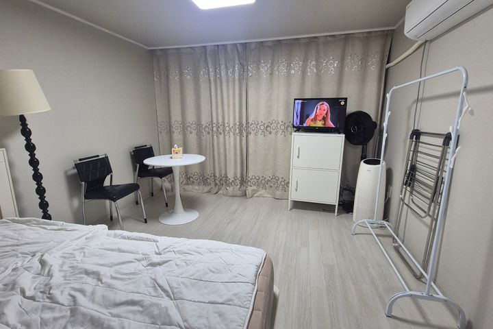 Large room with parking for pets 1th image