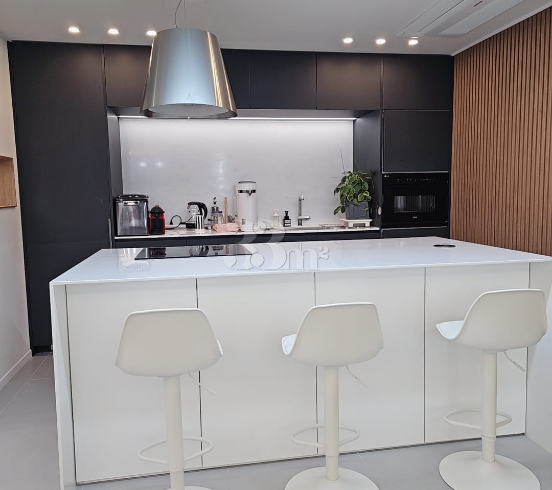 Spacious 40-pyeong unit with a large living r 2th image
