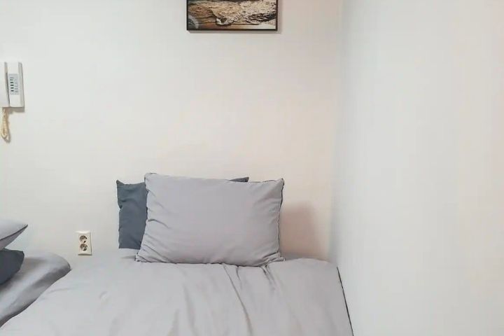 Unit 101 8th image