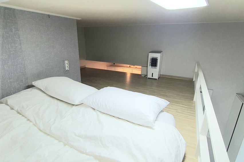 C House in front of Myongji University 2th image