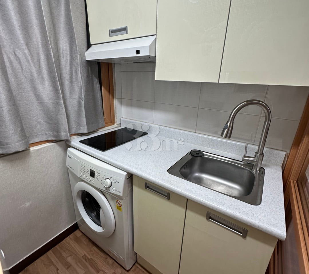 Clean, fully furnished room B in front of Bye 7th image
