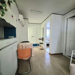 1 minute from Line 5; entire first floor Unit Image