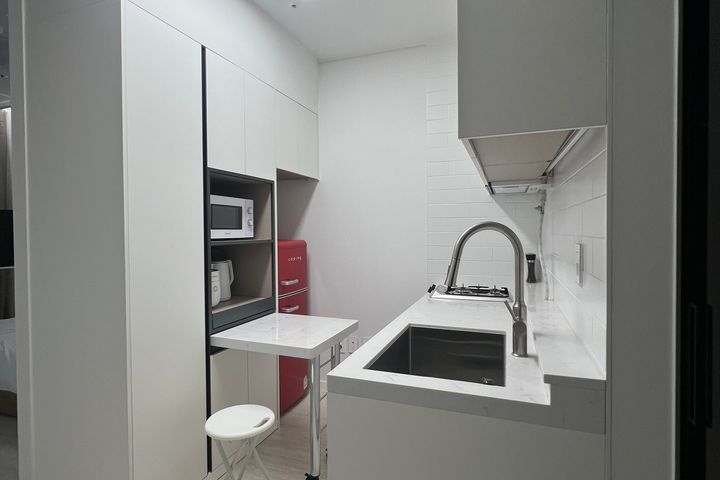 J2๐Fully-furnished Studio Apartment with a G 5th image