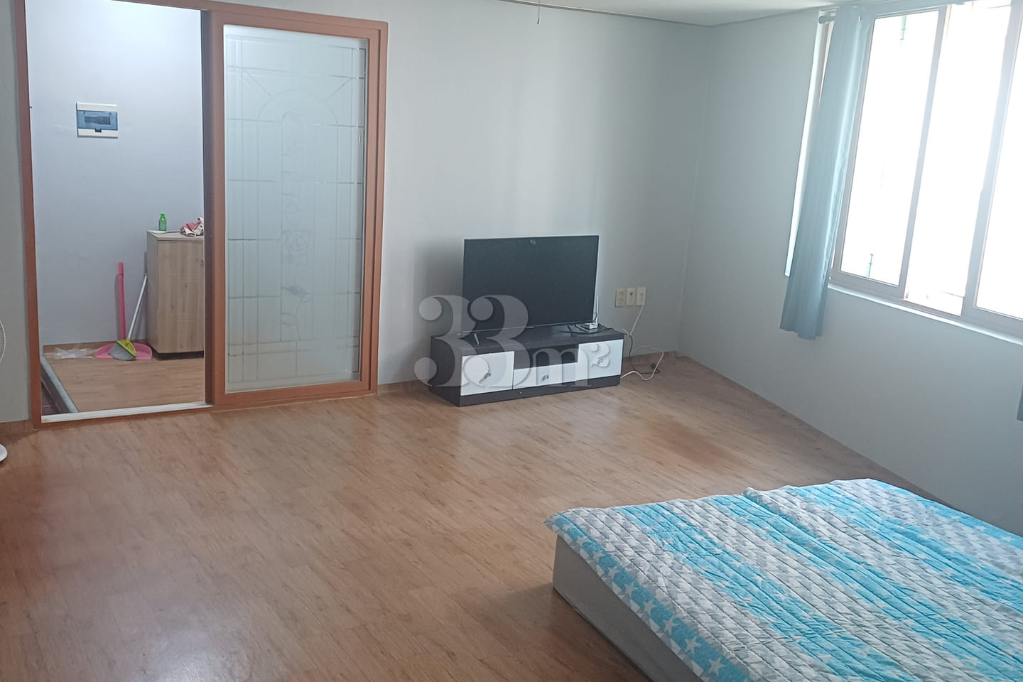 Spacious and bright second-floor room 0th image
