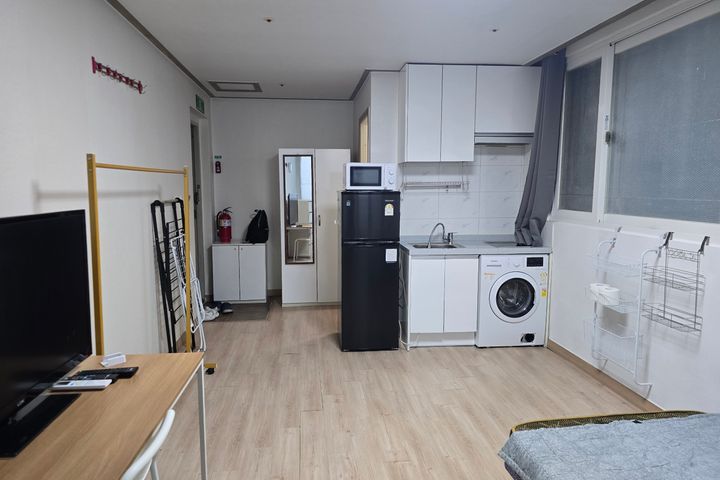 Room 403 1th image