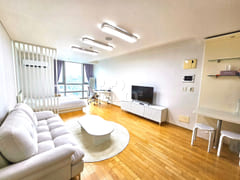 Spacious unit, 3 minutes from Gangnam Station 0th image