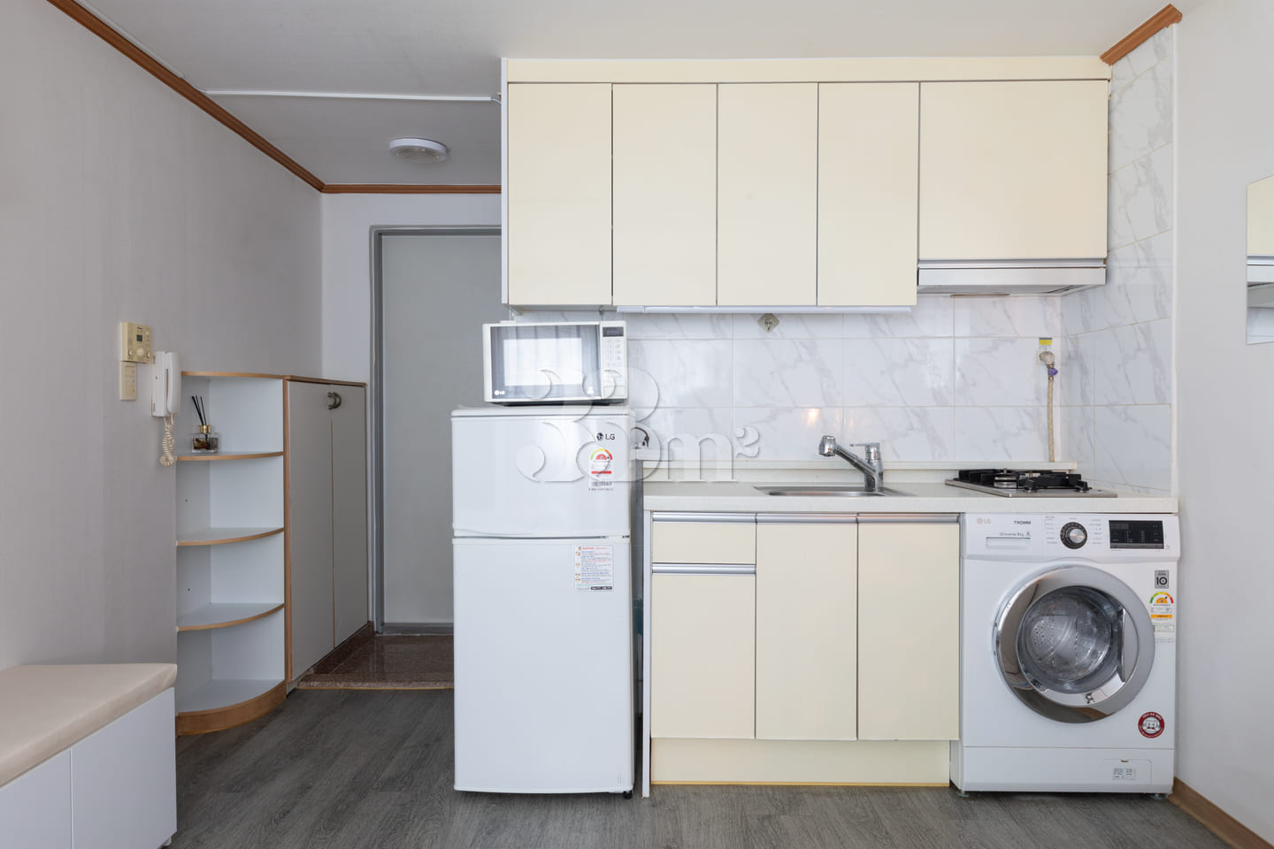 A studio apartment with a great vibe near Hon 12th image