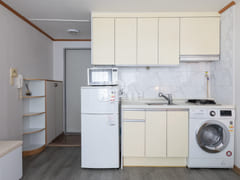 A studio apartment with a great vibe near Hon 12th image