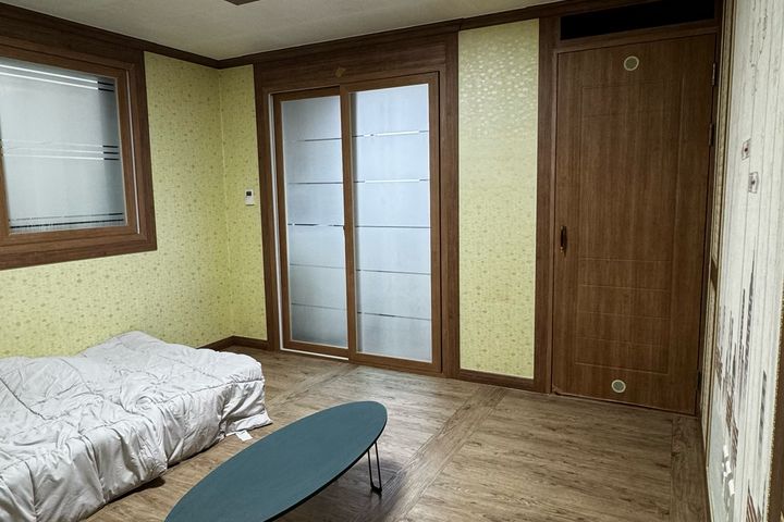 Spacious studio with great natural light and  1th image