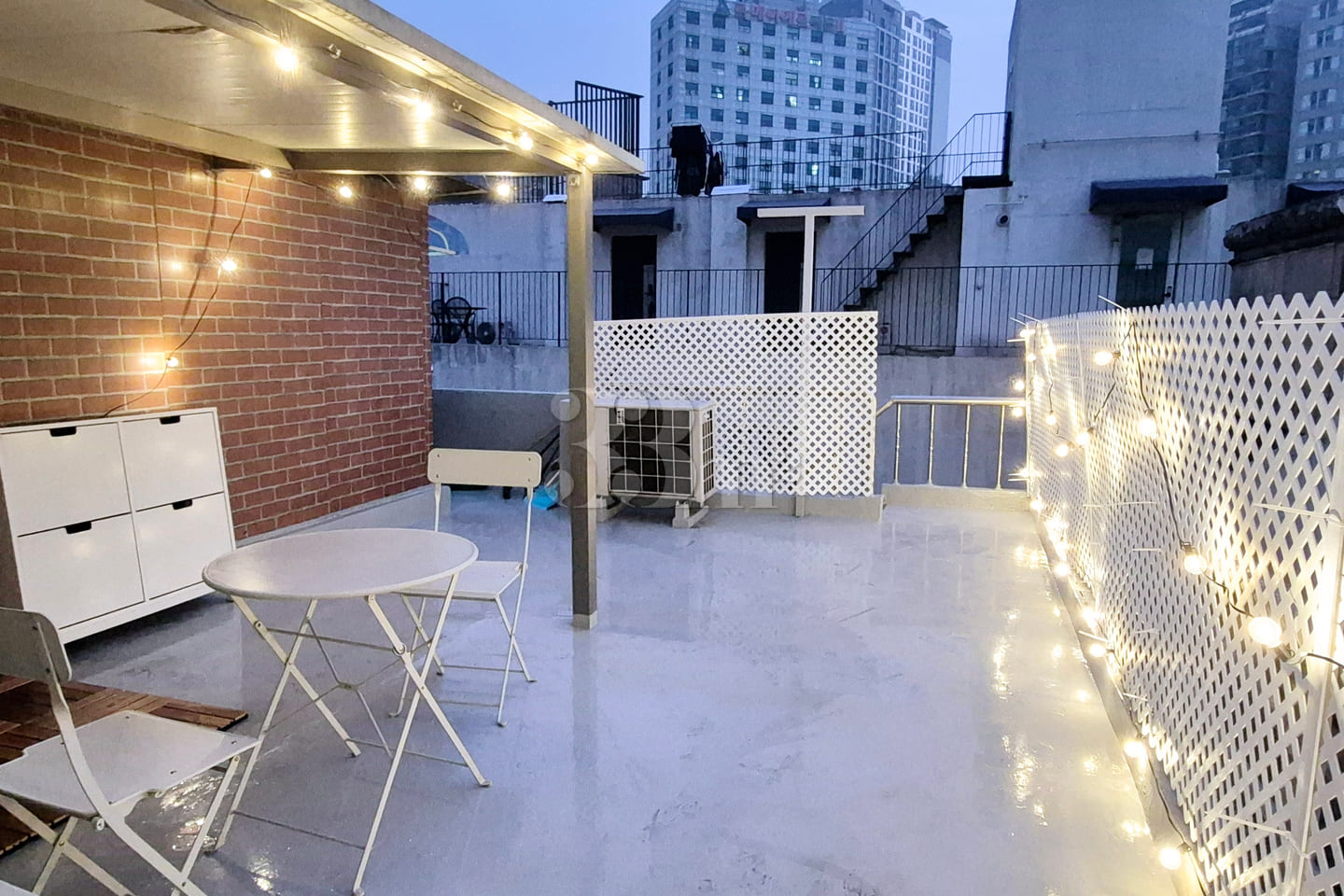 Rooftop in the prime location of Sinchon Stat 16th image