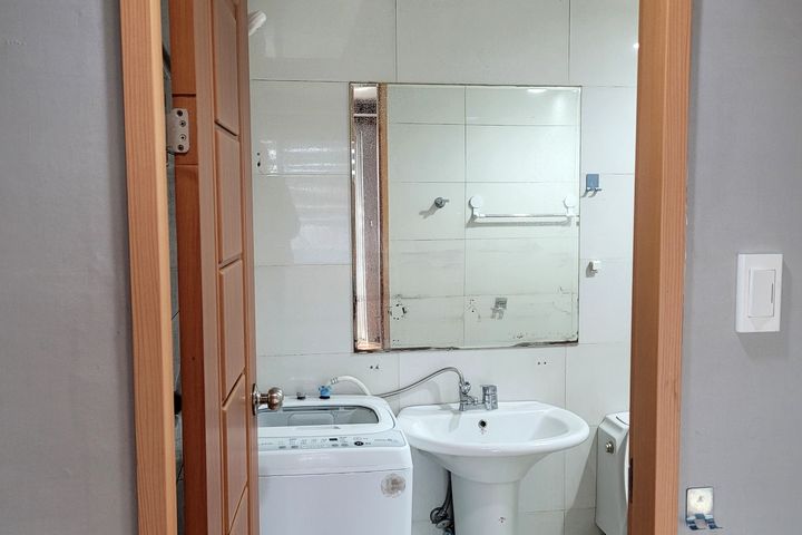 Room 304 6th image