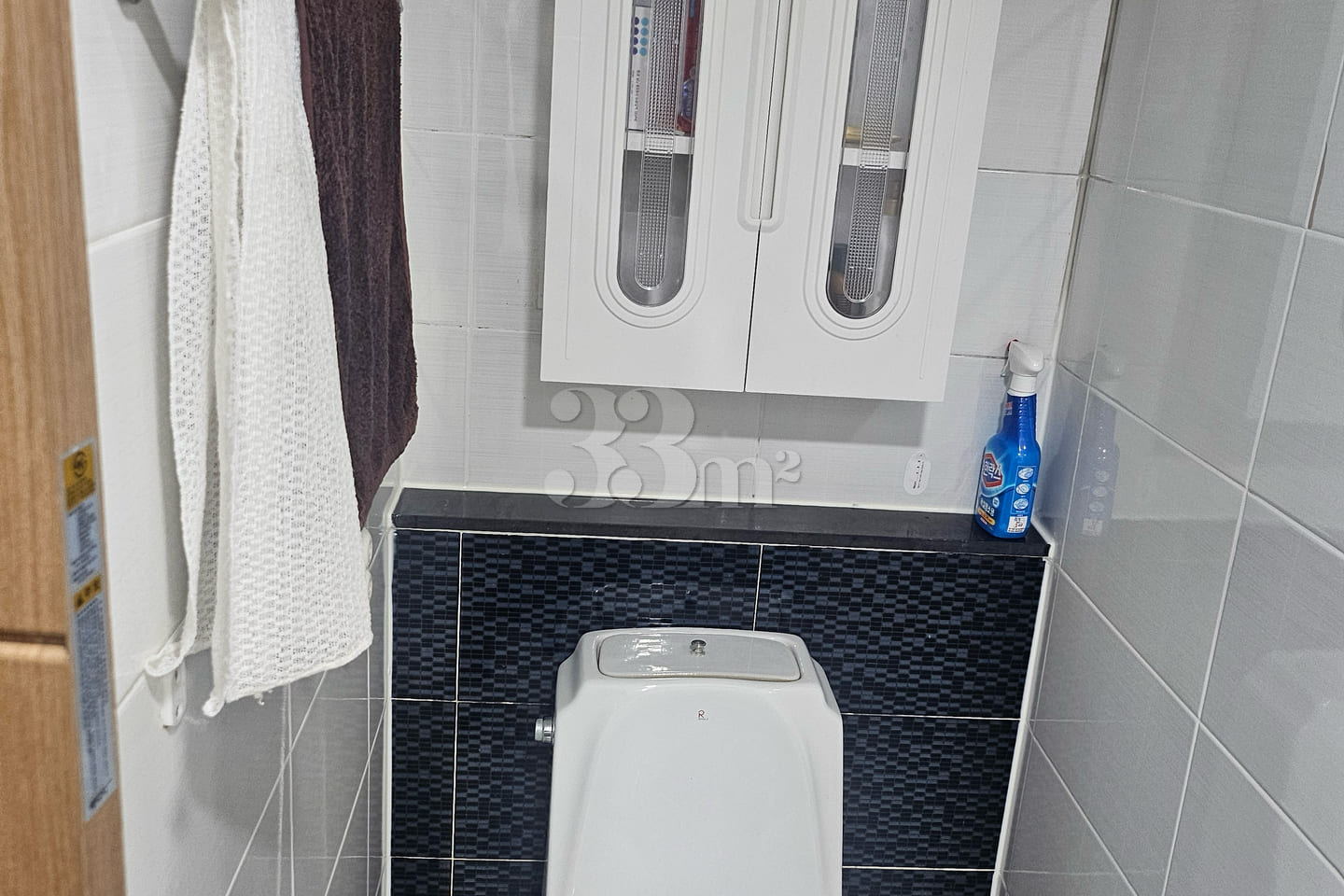 It is a studio apartment with a kitchen. 6th image