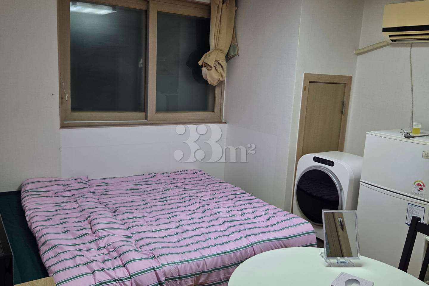 Comfortable Queen-Size Studio 8th image