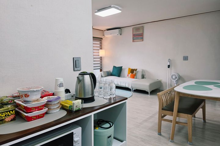 Spacious, Great-Value 2-Room Unit (Sleeps 3) 12th image