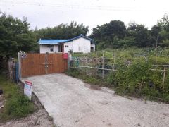 A quiet house with a spacious yard. 7th image