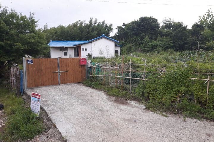 A quiet house with a spacious yard. 7th image