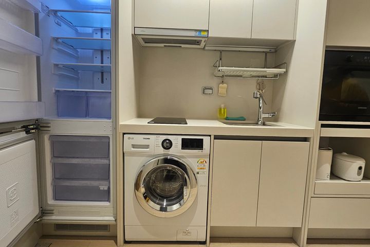 Fully-furnished Studio with a View 8th image