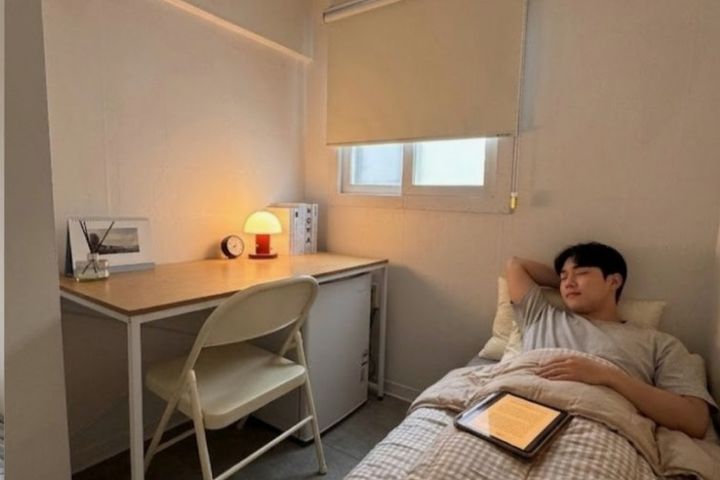 Mini-room with an exterior window and good ve 13th image