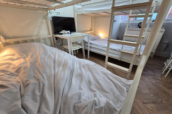 Hongdae, excellent value for money, 4 people, 2th image