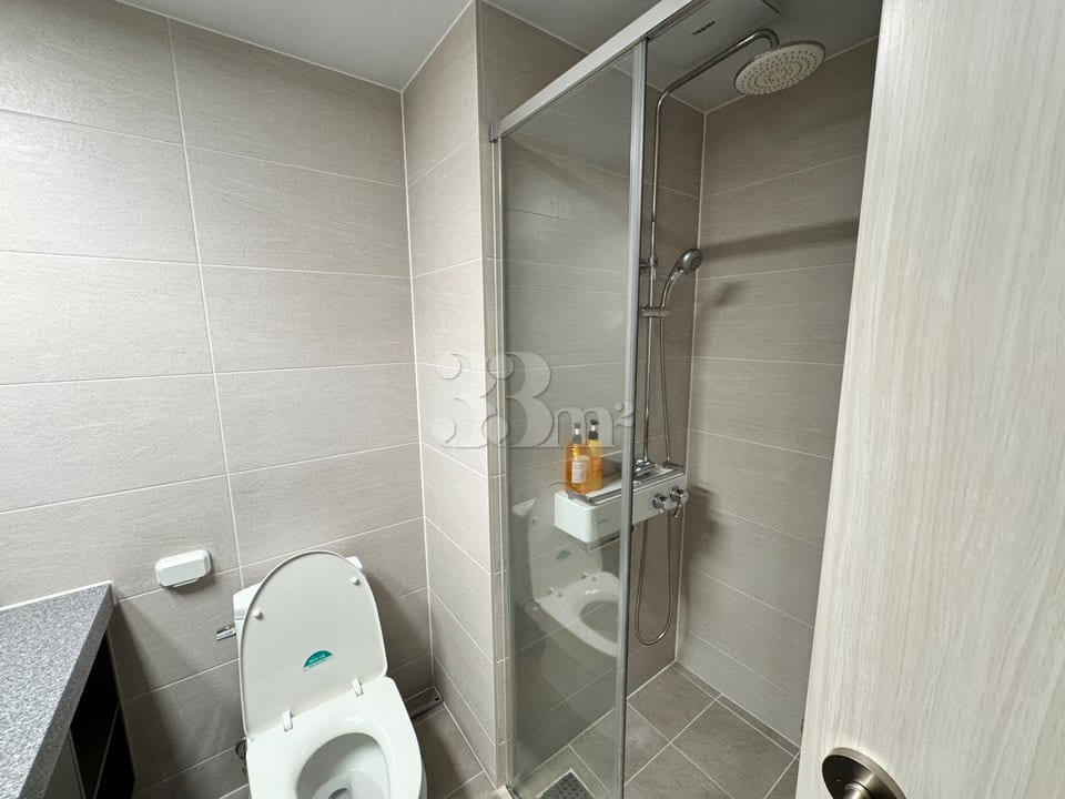 Fully furnished unit right in front of the Se 13th image