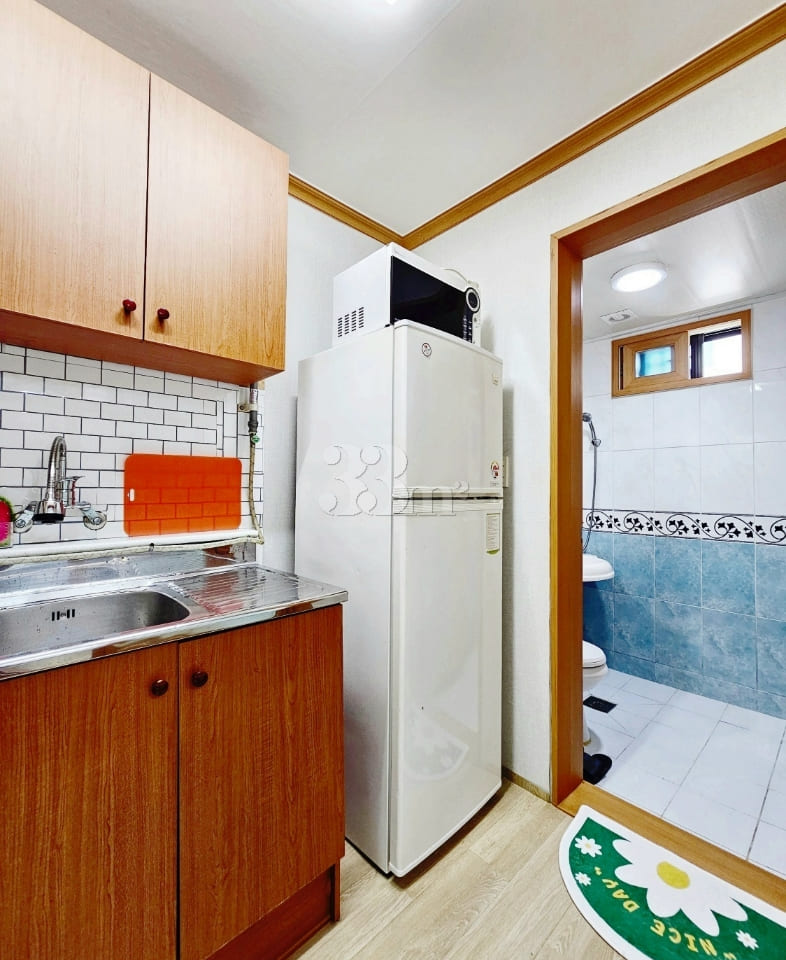 Fully furnished studio apartment near the cou 8th image