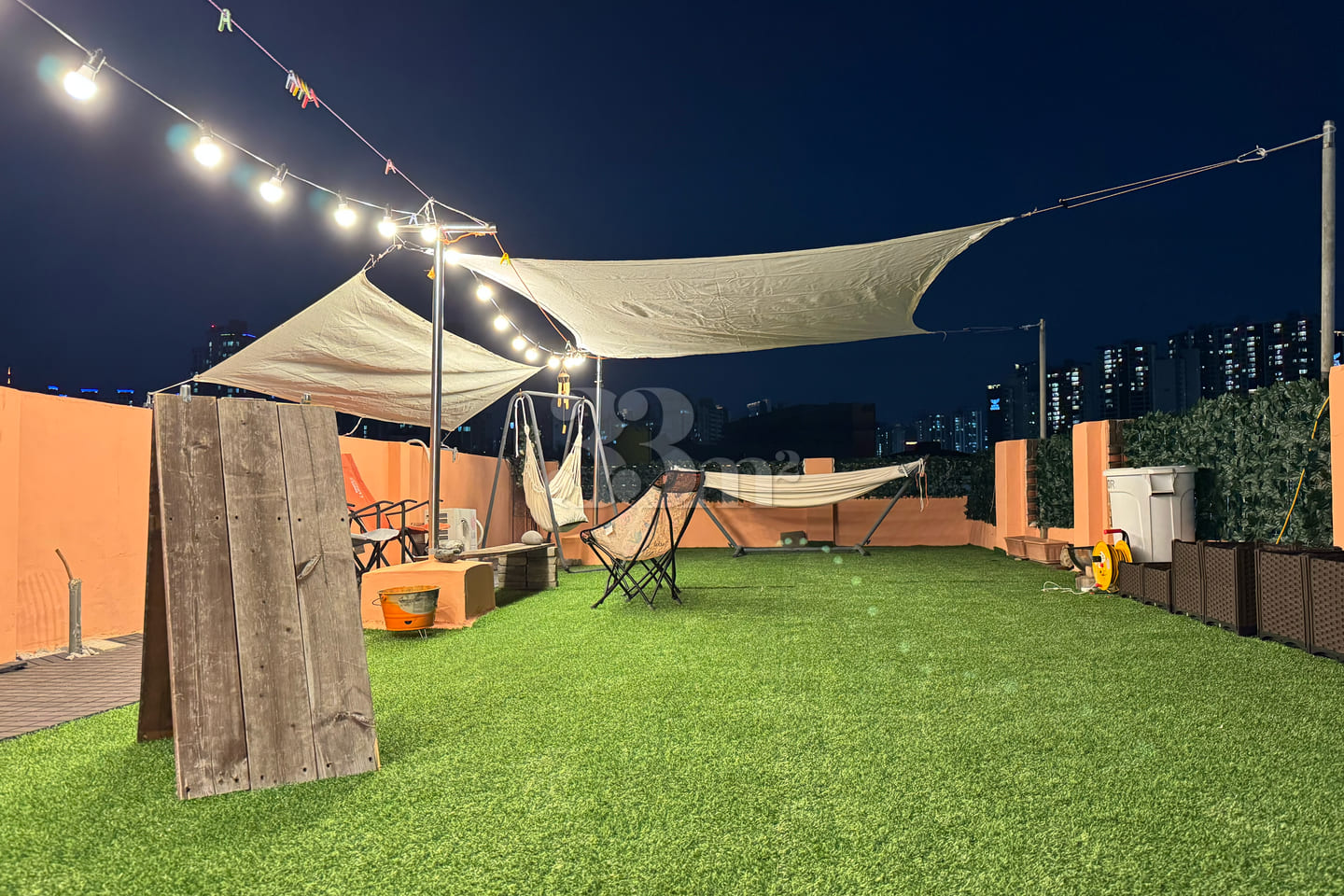 Pet-friendly rooftop right by the subway stat 7th image
