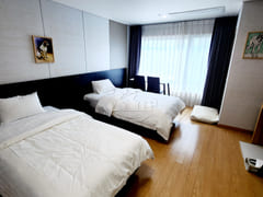Pet-friendly accommodation by the beach durin 1th image