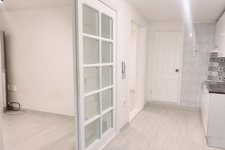 Cozy two-room apartment near Bangbae Station 1th image