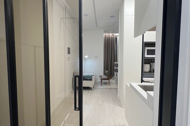 J2๐Fully-furnished Studio Apartment with a G 8th image