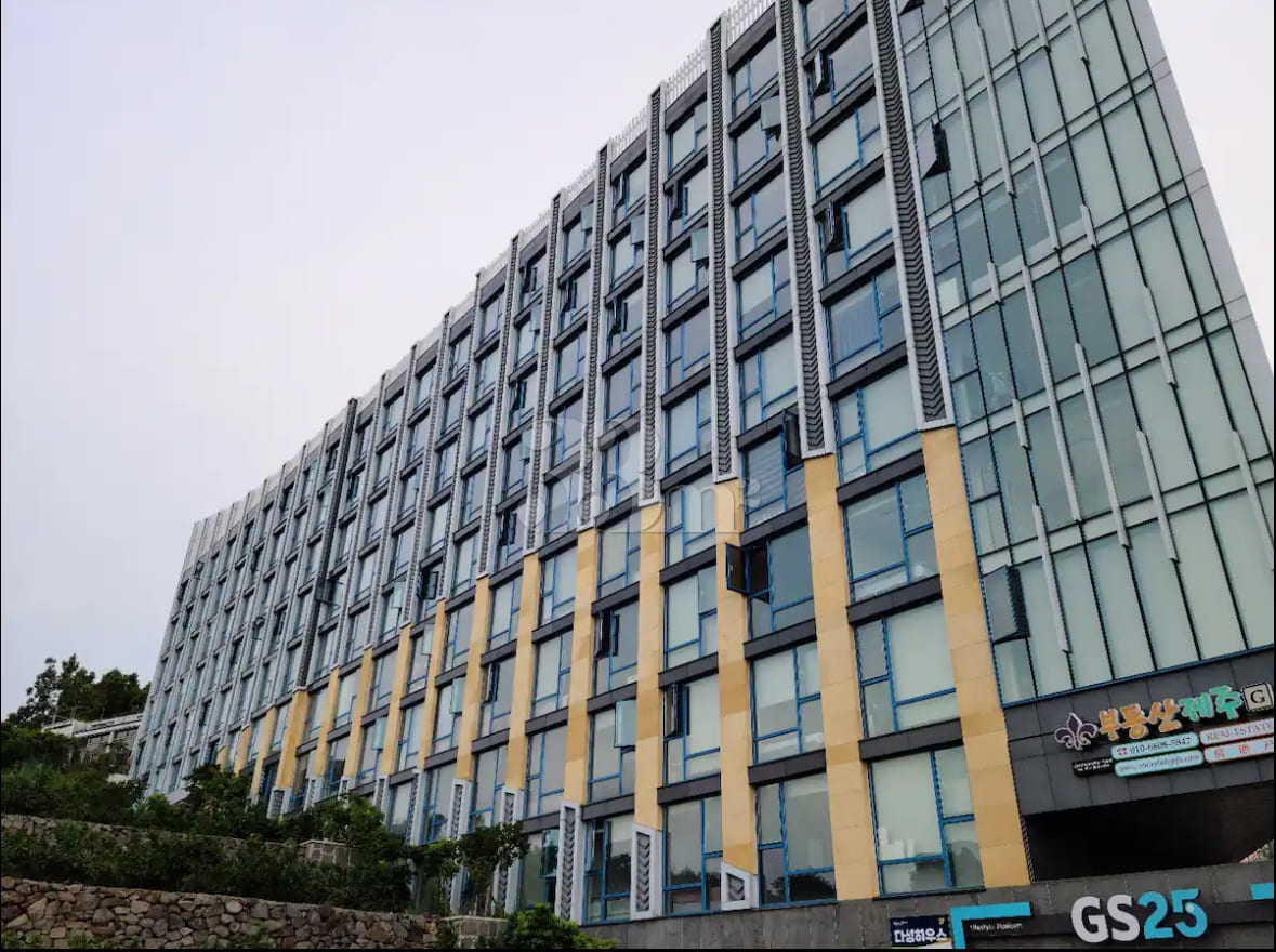 Fully furnished studio apartment in Jungmun w 16th image