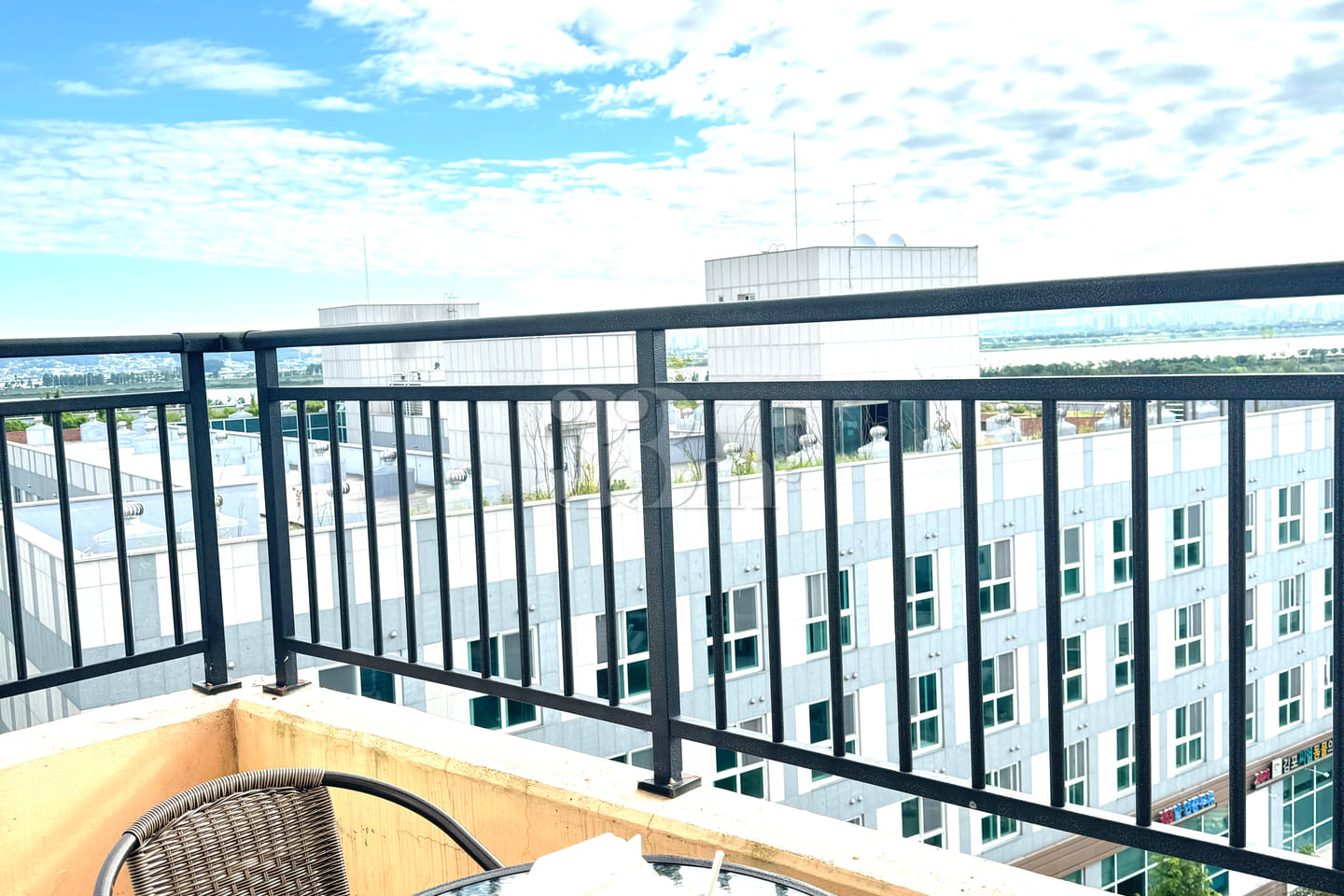 Terrace with a great view at Unyang Station 2th image