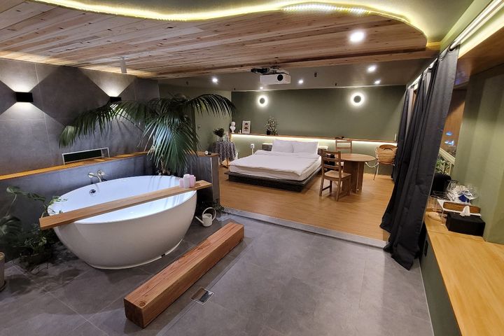 SuiteBathTub 2th image
