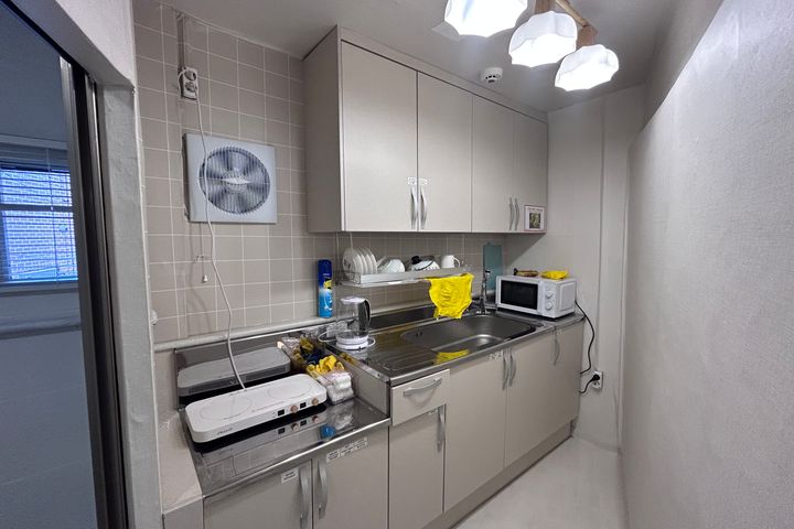 Cozy 2-Room Unit 12th image