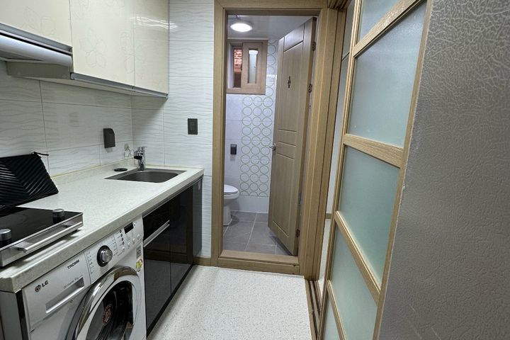 Fully furnished two-bedroom apartment near By 11th image