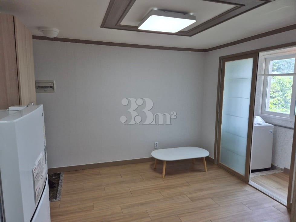 Room 201 5th image