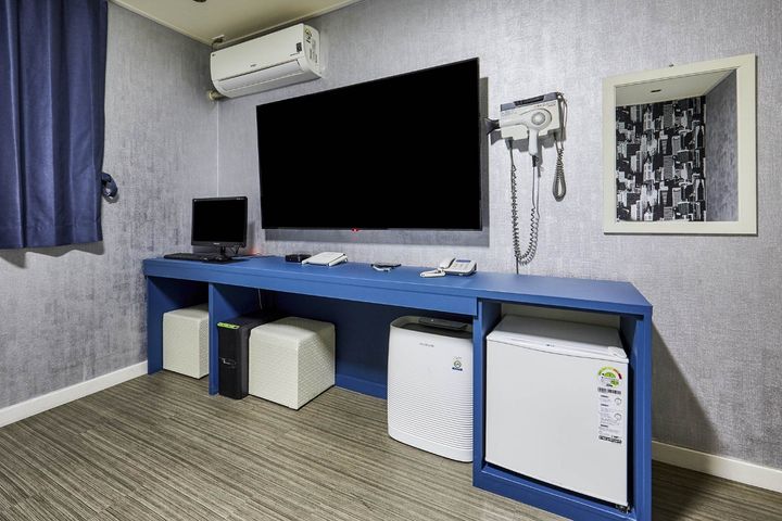 A clean twin-bed accommodation 10th image