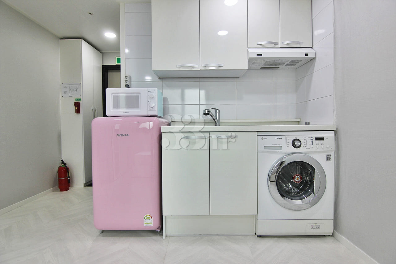 42 Studio Apartment on a Main Road in Hongdae 8th image