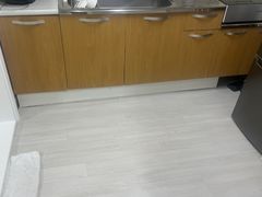 Large room with parking for pets 7th image