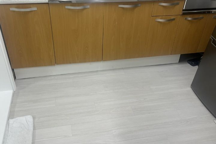 Large room with parking for pets 7th image