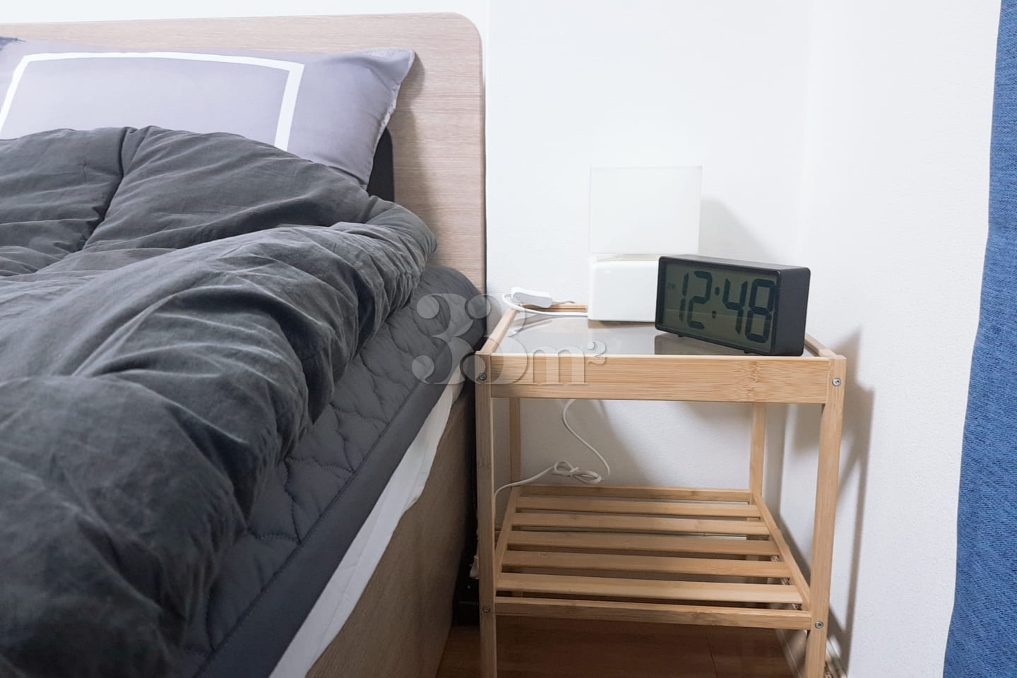 A room spacious enough for two people. 2th image