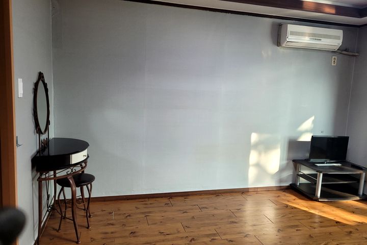 Room 304 7th image