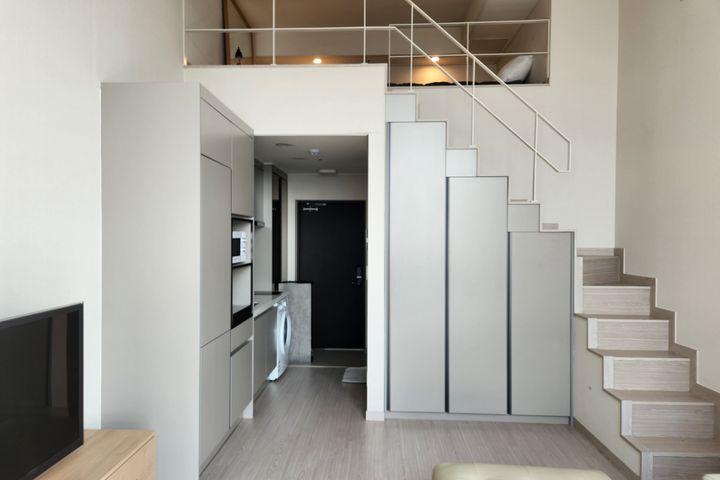 Right by the subway station. Spacious duplex 16th image