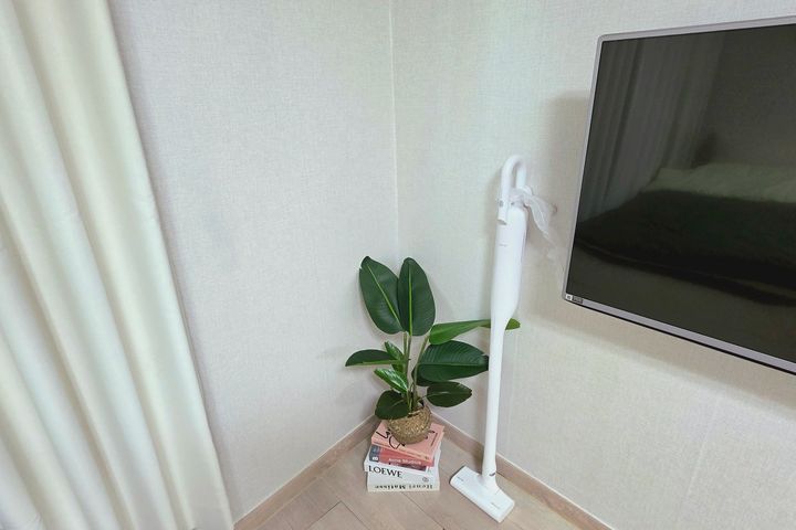 Fully furnished studio right next to the subw 6th image